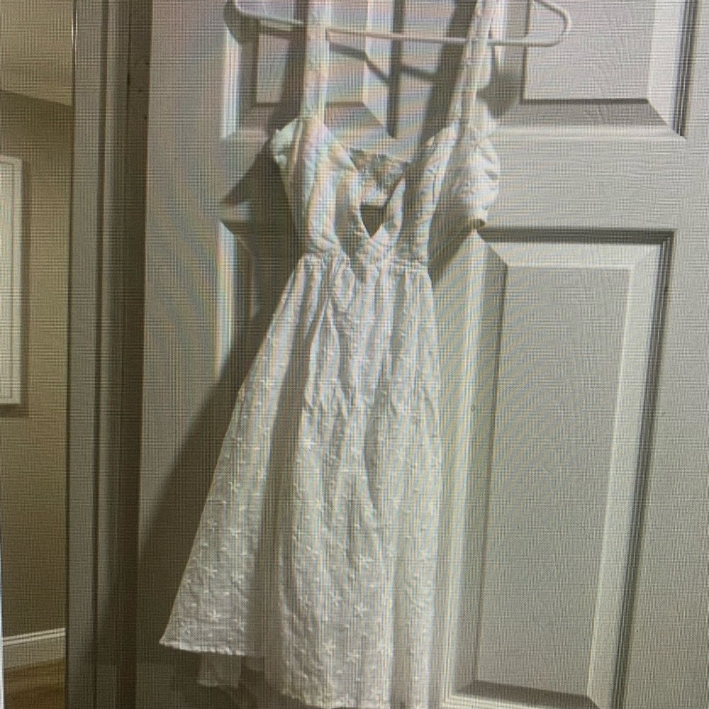 Elegant White Sleeveless Dress